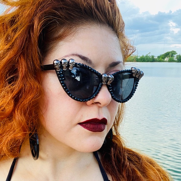 Cat eye black sunglasses with crystals and skulls - Picture 9 of 11